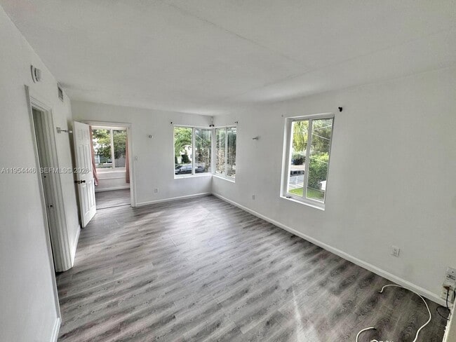 Foto del edificio - 555 NE 70th St