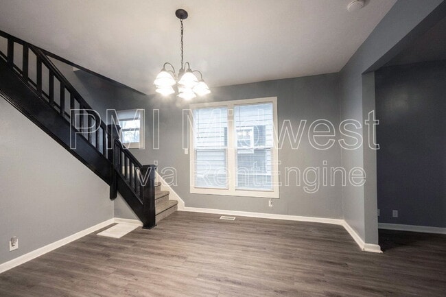 Building Photo - 642 N Parker Ave