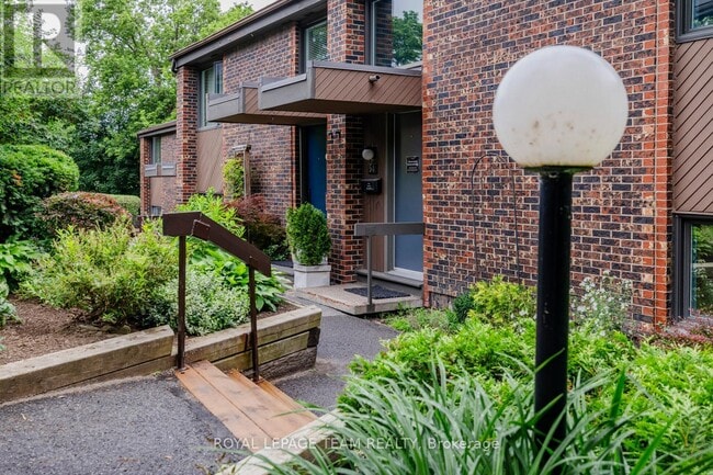 Building Photo - 121 Buell St