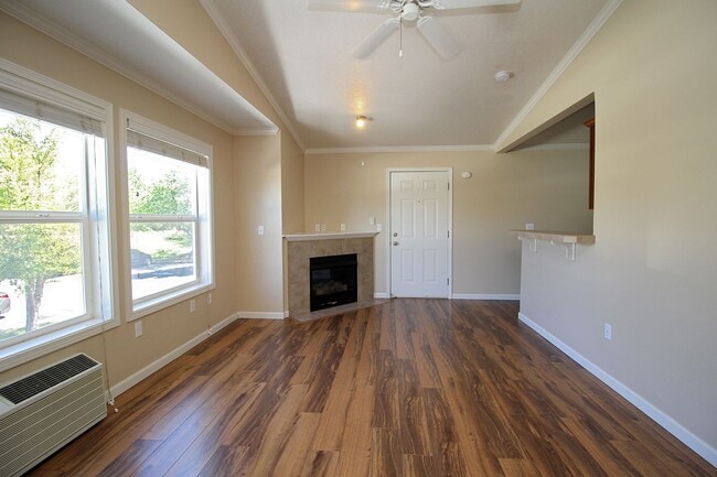 Building Photo - Light and Bright Remodeled Studio Condo in Convenient Bethany Location