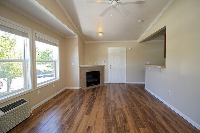 Building Photo - Light and Bright Remodeled Studio Condo in...