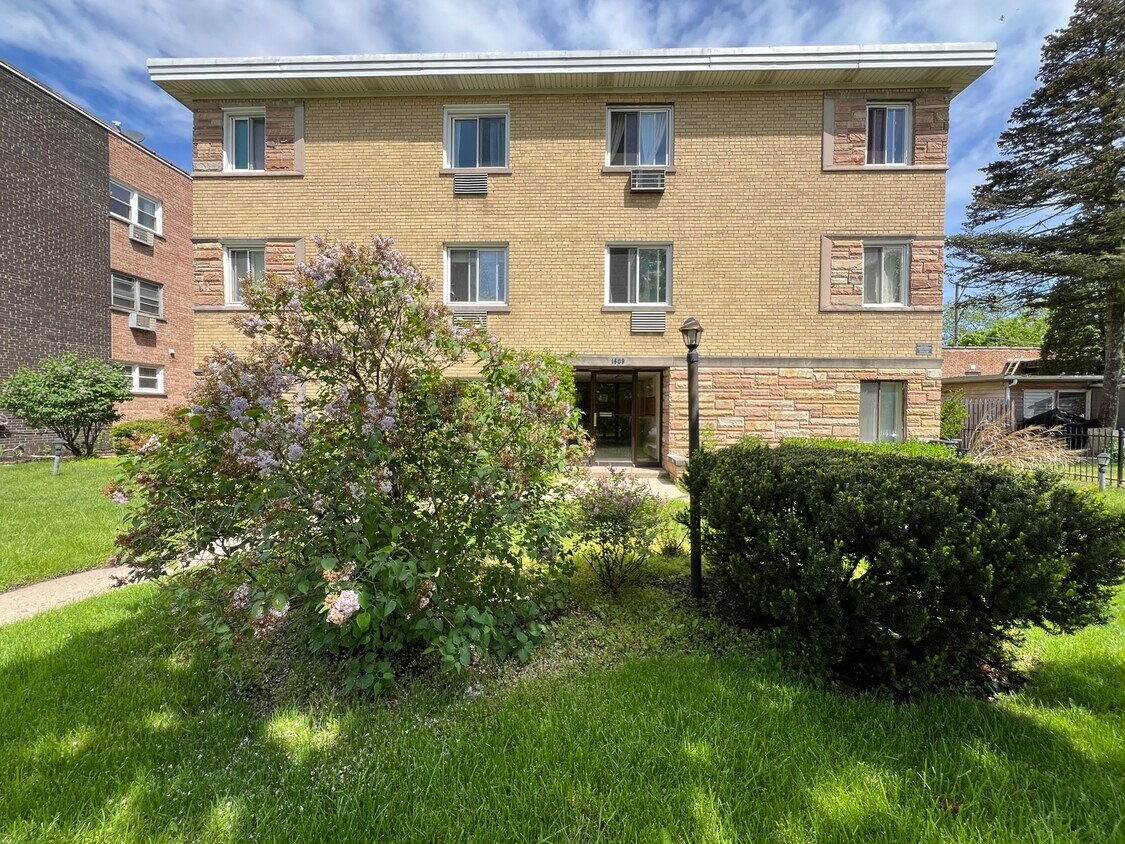 Primary Photo - 1609 Howard St