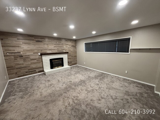 Photo du bâtiment - Basement with Private Driveway