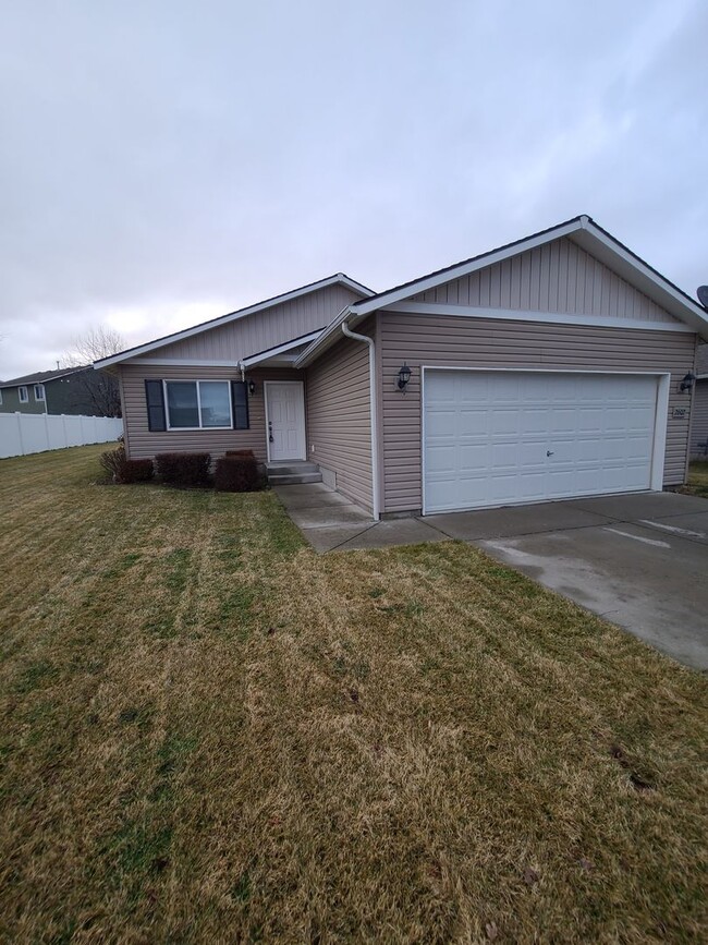 Building Photo - SINGLE FAMILY HOME IN THE LANDINGS