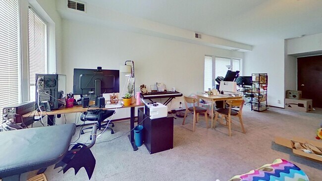 Foto del edificio - Raised First Floor East Lakeview One Bedroom