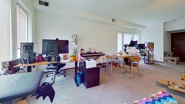Building Photo - Raised First Floor East Lakeview One Bedroom