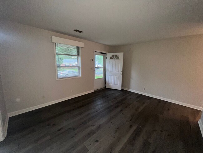 Foto del edificio - 4 bedroom  2 bathroom single family home
