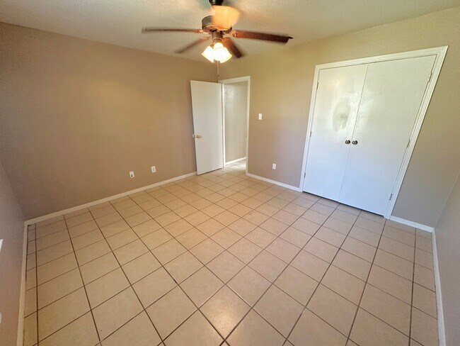 Foto del edificio - AVAILABLE NOW!