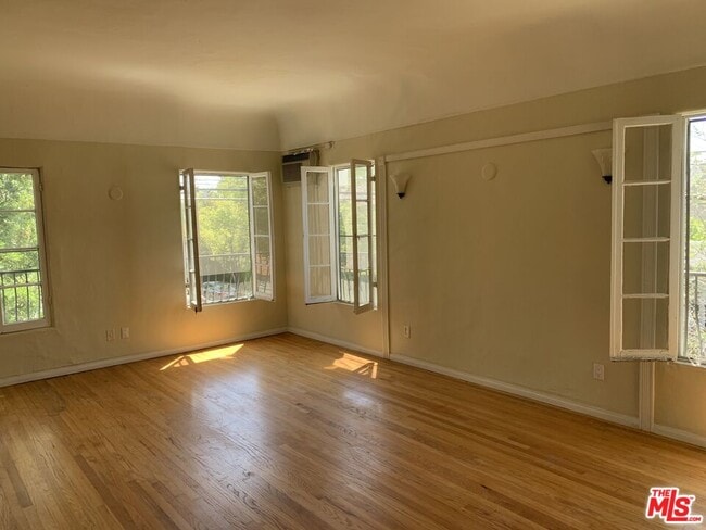Building Photo - 802 N Sweetzer Ave