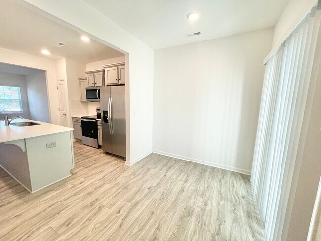 Building Photo - Rare opportunity! 2 br 2.5 ba in charming ...