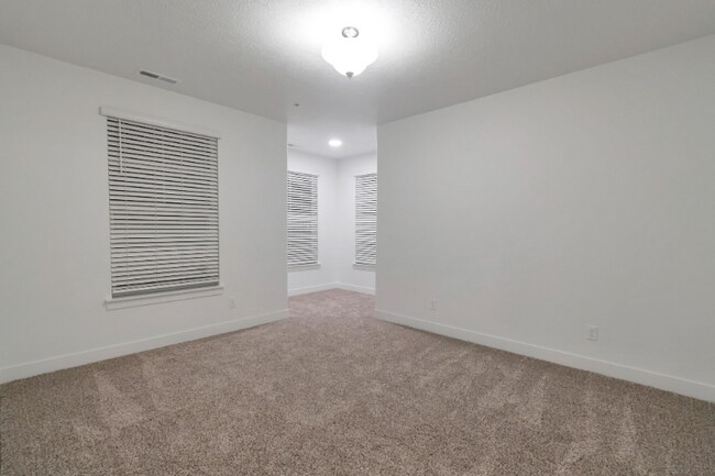 Building Photo - 710 715 S