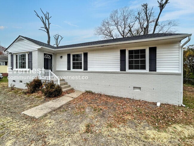 Foto del edificio - Cozy 3 Bed, 1.5 Bath Home with Fenced Yard and Off-Street Parking