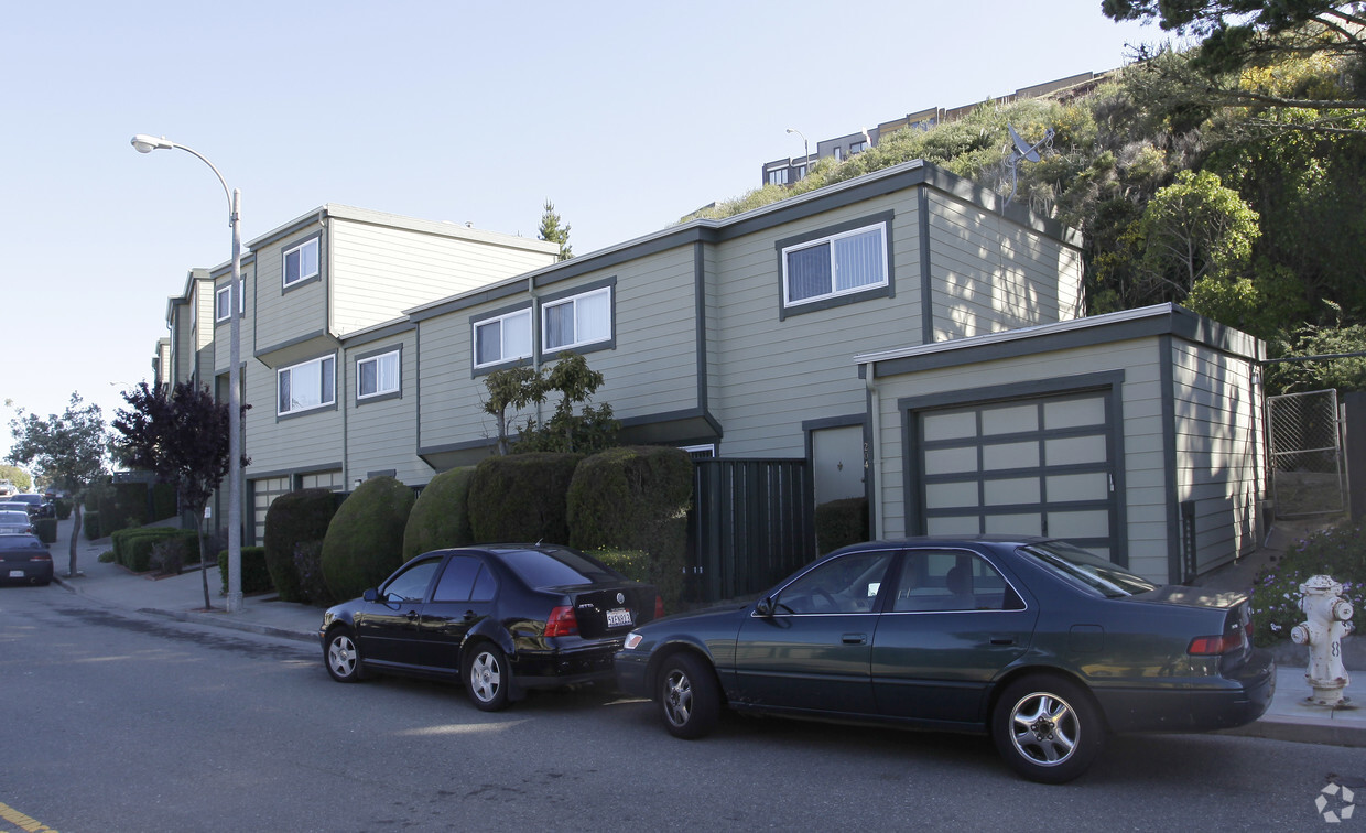 Building Photo - Diamond View Apartments