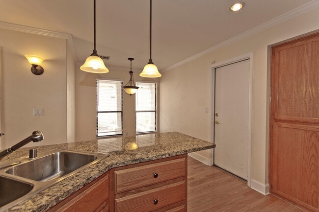 Building Photo - Beautiful home in the Lakes