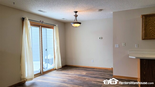 Building Photo - 637 Meadow Ln