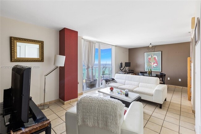 Building Photo - 2457 Collins Ave
