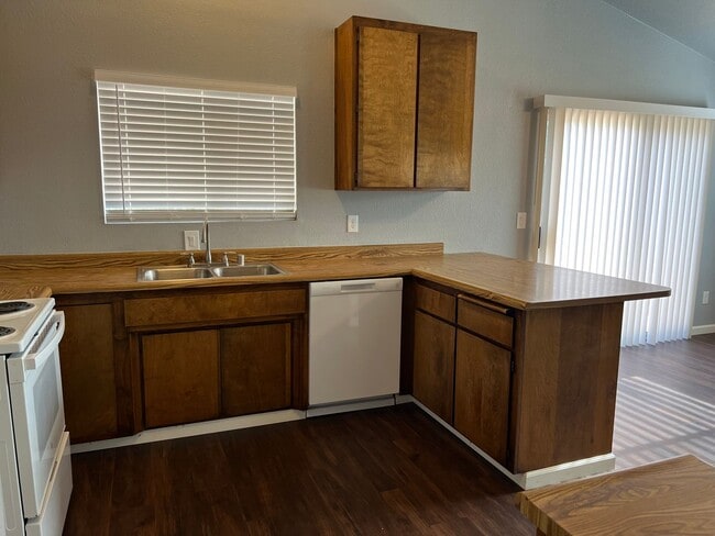 Building Photo - 3 bedroom home in Shasta Lake City