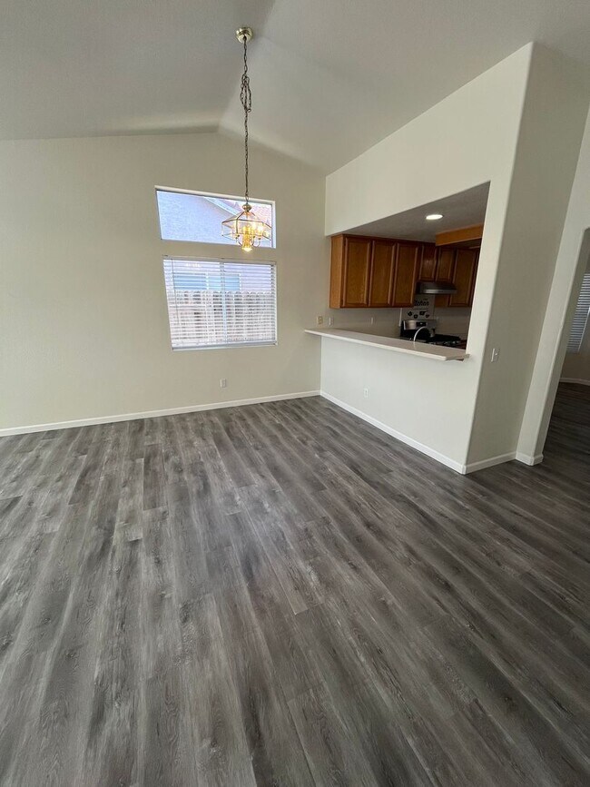 Foto del edificio - NICE UPDATED HOME IN ELK GROVE!!