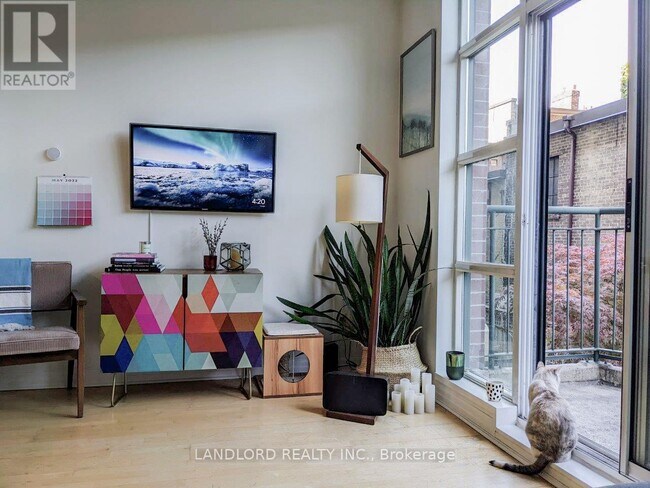 Photo du bâtiment - 901 Queen St W