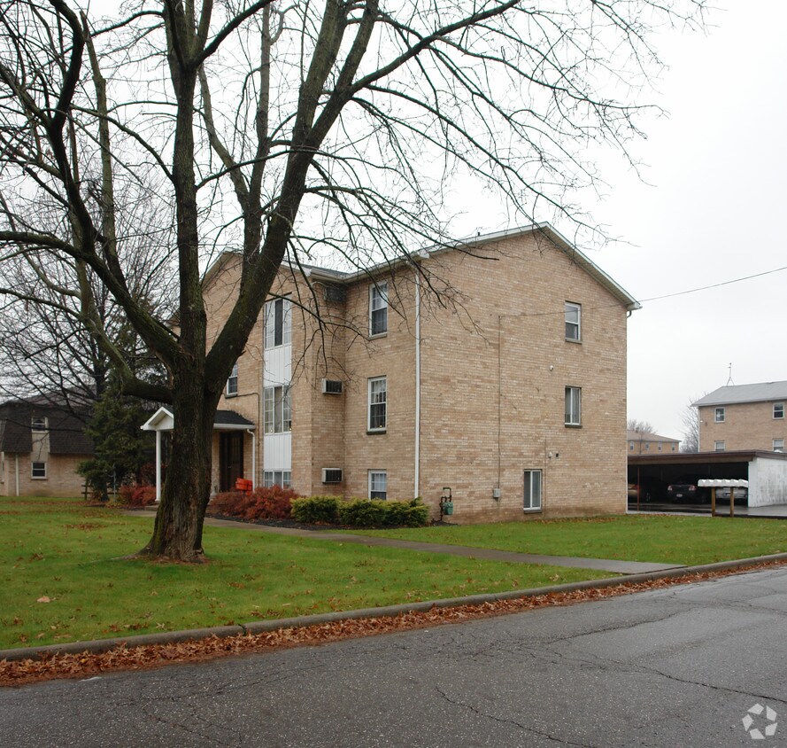 1998 Mathews Rd, Youngstown, OH 44514 Apartments in Youngstown, OH