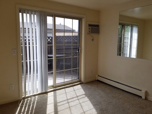 Building Photo - Cat-friendly 1 BD w/ BIG PATIO on the FIRS...