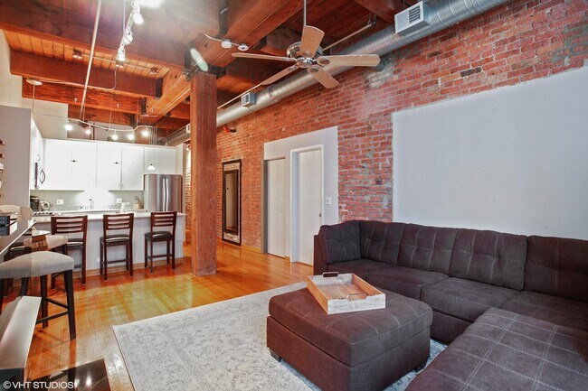 Foto del edificio - 300 W Grand Ave