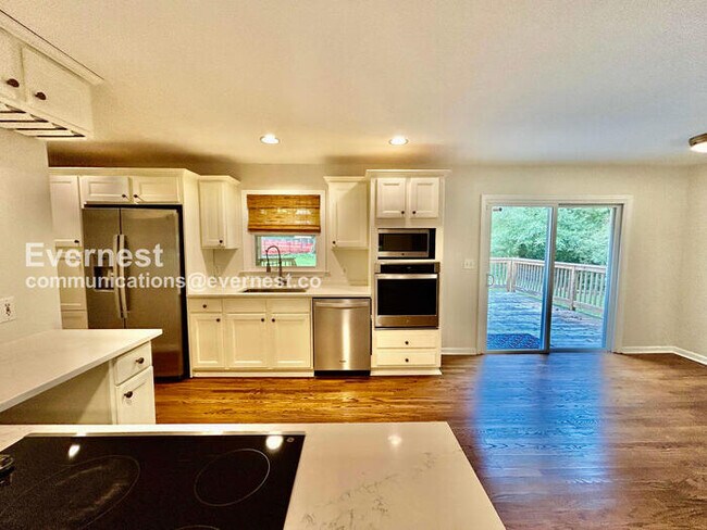 Foto del edificio - 3 Bed/1.5 Bath Home with Washer/Dryer / Pet-Friendly / Available Now!