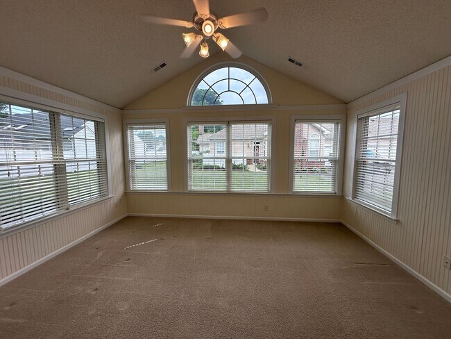 Foto del edificio - Call Amanda Tate at (757)289-6810 for more information