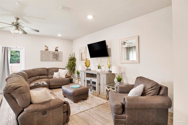 Building Photo - 6001 Royal Port Ct