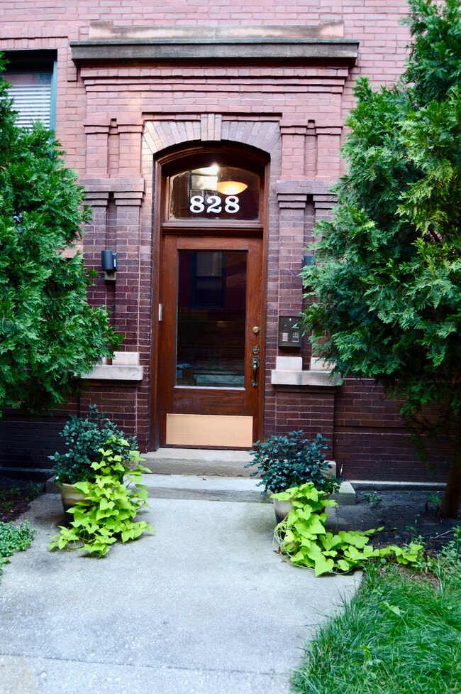 Building Photo - 828 W Lakeside Pl