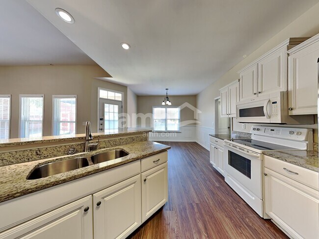 Foto del edificio - 4002 Greentree Ct