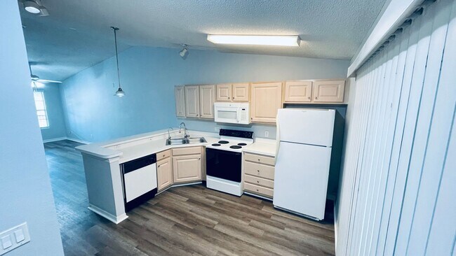 Building Photo - Amazing 2/2 Condo in Hunters Reserve! Wate...