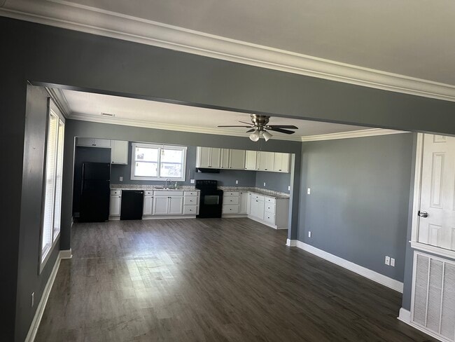 Building Photo - 1299 Hankins St