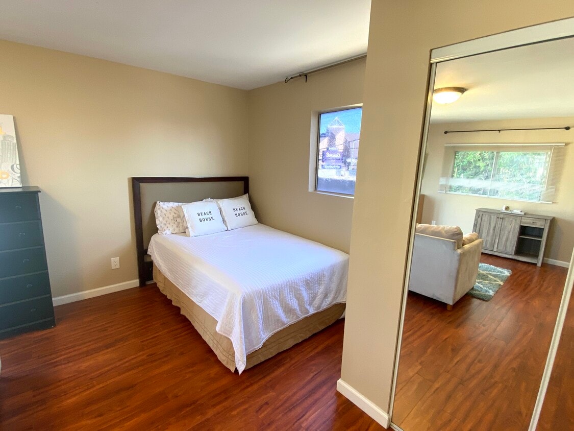 Building Photo - 713 N Mansfield Ave