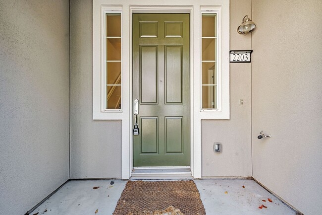 Building Photo - 1,331 sq ft with 2 on-suite bedrooms and o...