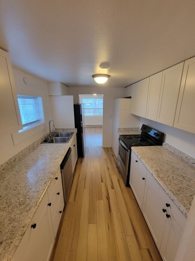 Foto del edificio - Charming 3-Bedroom Rambler Near JBLM – Mov...