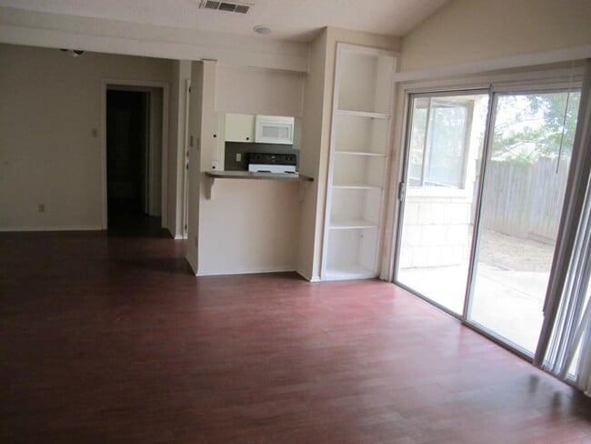 Foto del edificio - 8111 Ceberry Dr