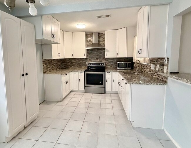 Building Photo - 13715 Flagstone Dr