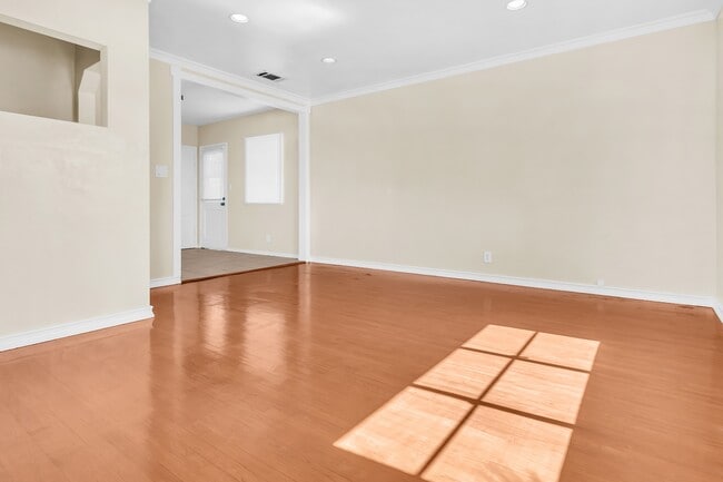 Foto del edificio - 7823 Appledale Ave