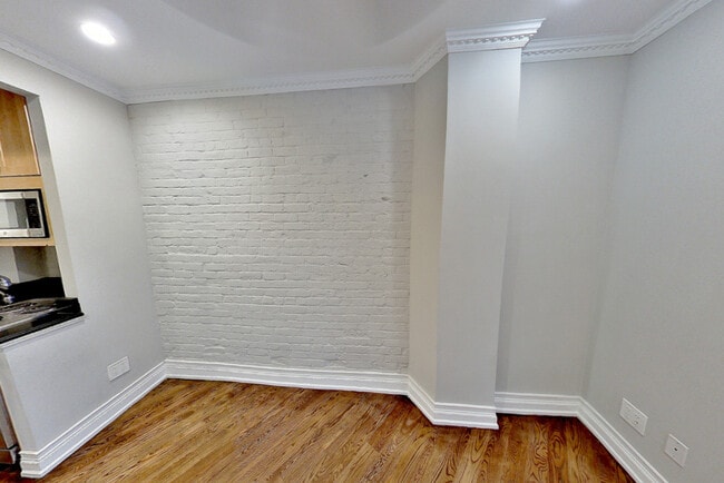 Building Photo - 279 E 10th St