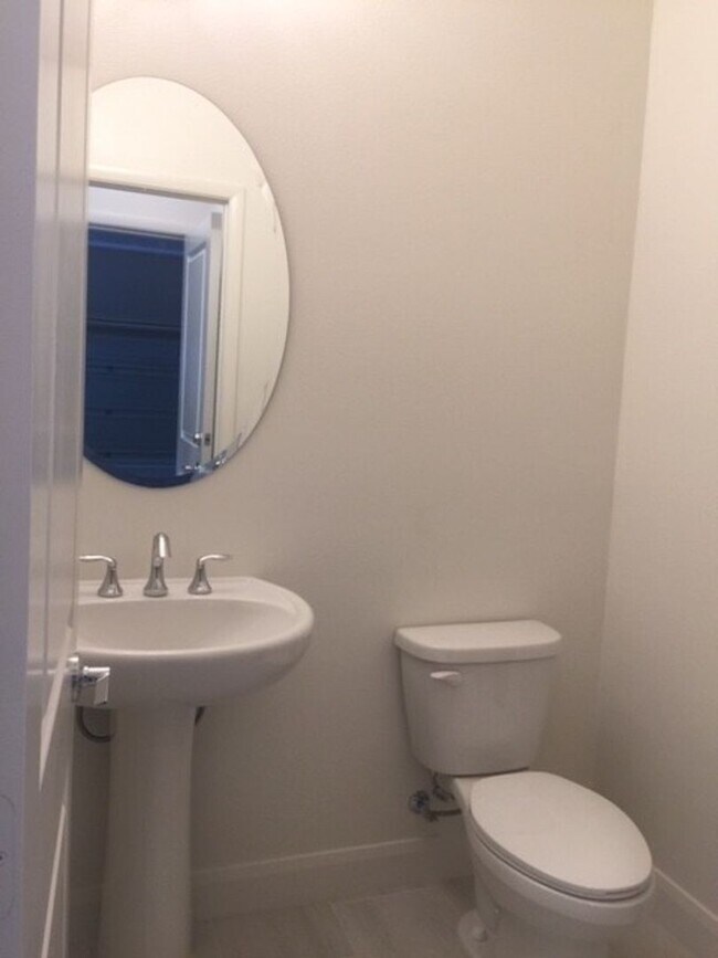 Foto del edificio - Desirable Coastal Townhome in Vista