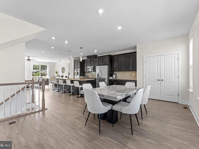 Building Photo - 8773 Elsing Green Dr