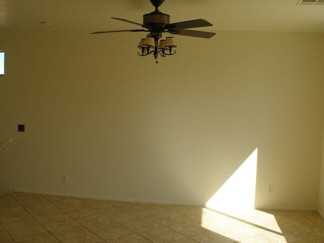 Foto del edificio - LARGE SPLIT LEVEL 2 BEDROOM, 2.5 BATH IN S...