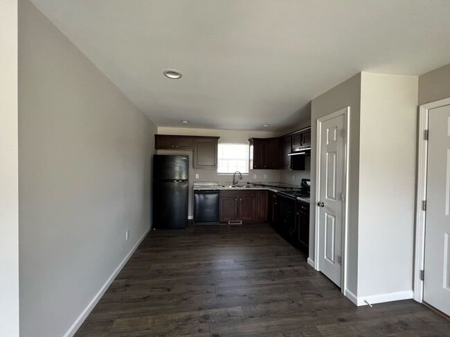 Building Photo - Newer Single Family Home
