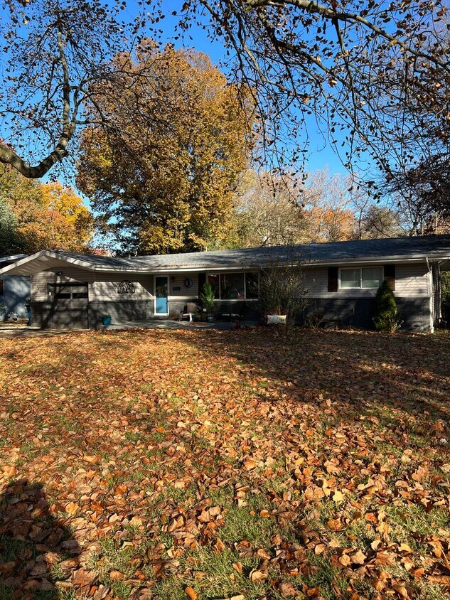 Building Photo - Brentwood - 3 bedroom, 1.5 bathroom, 1 car...
