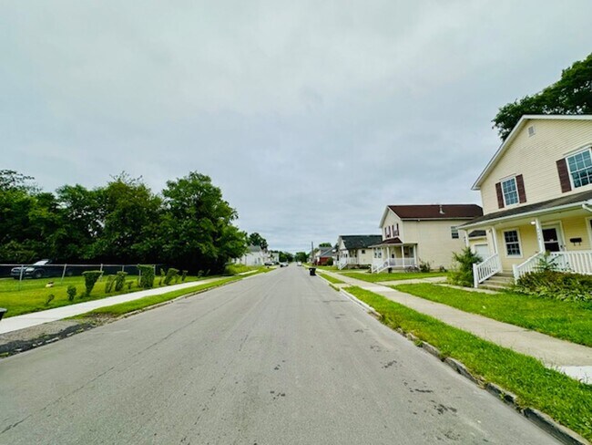 Building Photo - 4 Bedroom 2 bath Beautifully Updated House...