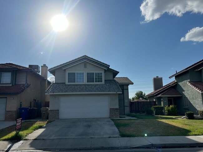 Building Photo - Available Now - Elegant 3-Bedroom, 2.5 Bat...