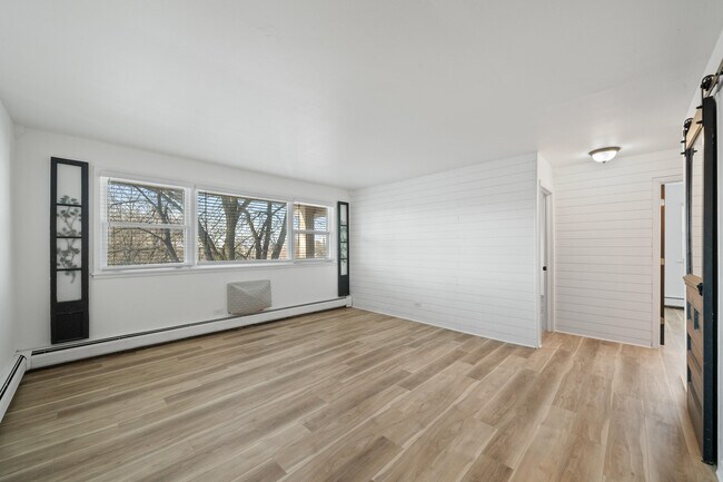 Foto del edificio - 245 Country Club Dr