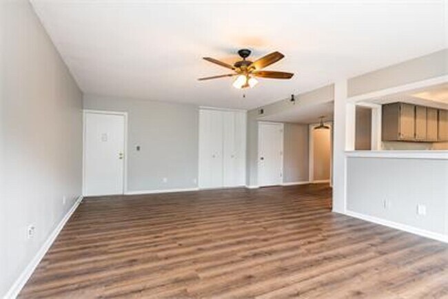 Building Photo - 2 bed 1.5 Bath Apartment, with Community Pool