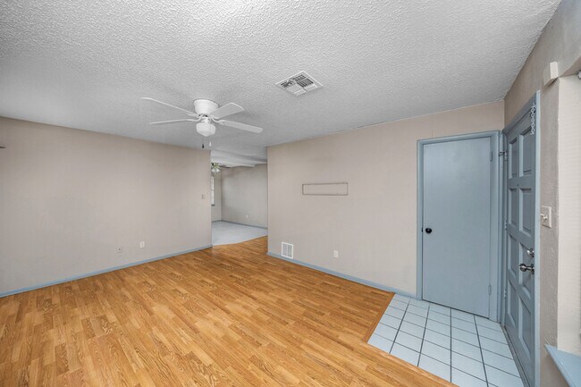Building Photo - 4213 SW Summit Ave